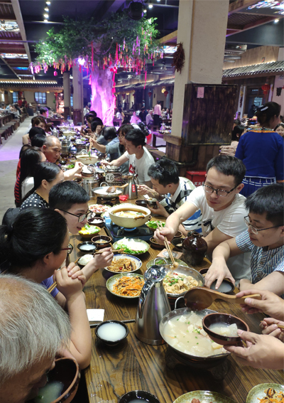 長桌宴.jpg 長桌宴.jpg